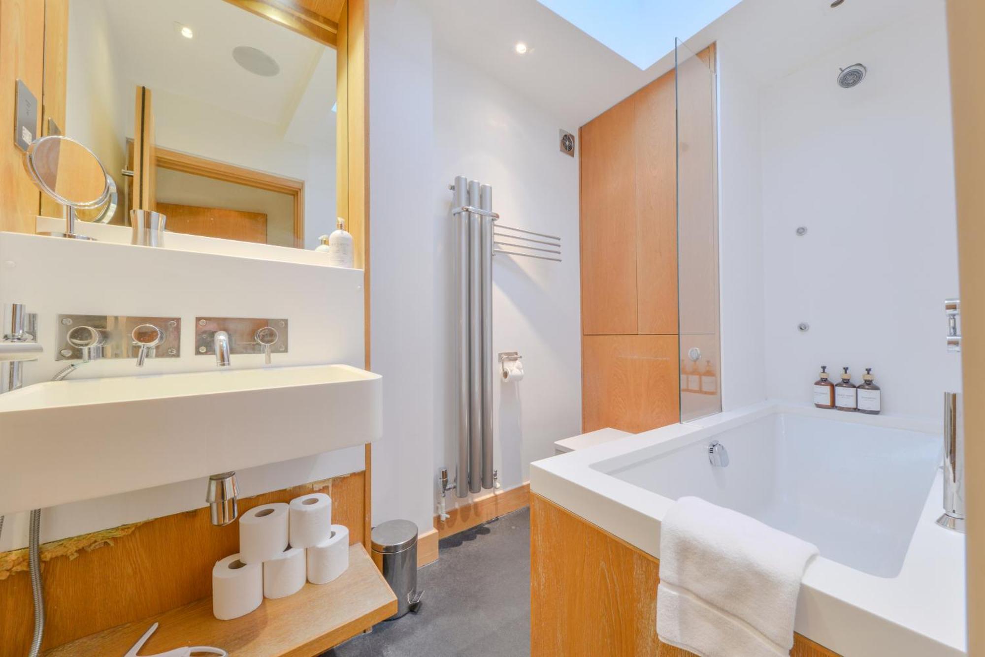 Central Two Bedroom Apartments St Albans By Central Stays Short Lets & Serviced Accommodation With Free Parking Exterior photo